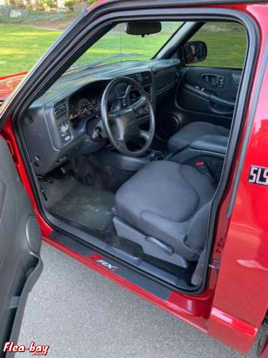 A GMC Sonoma 2002 model