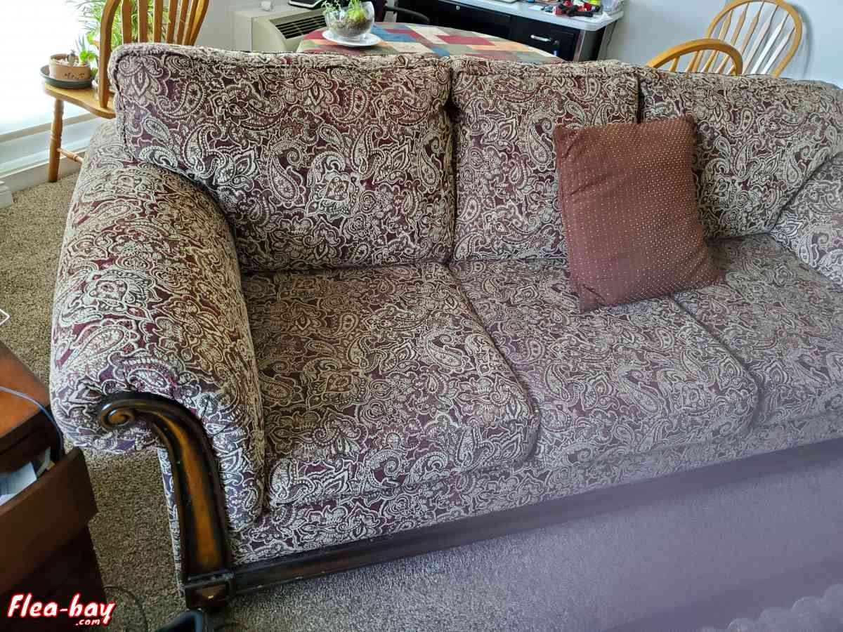 Sofa, 90 "good condition,  dark green, deep red fabric,