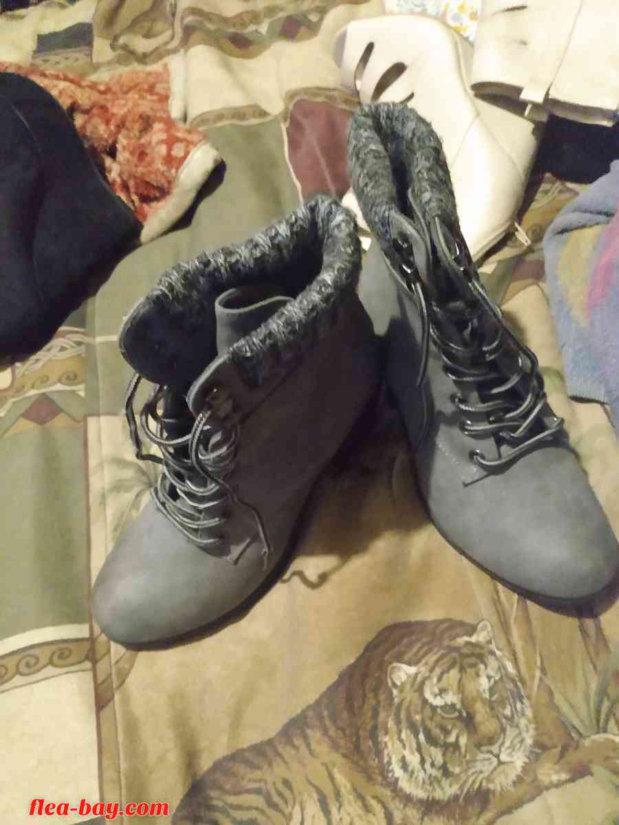women's boots in good condition never worn we're too small