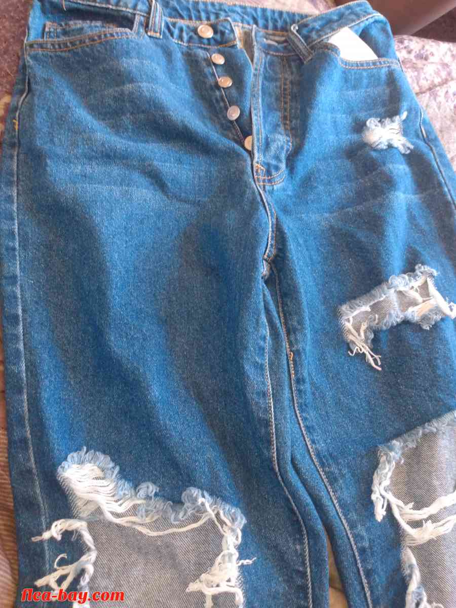 High waisted Ripped Jeans