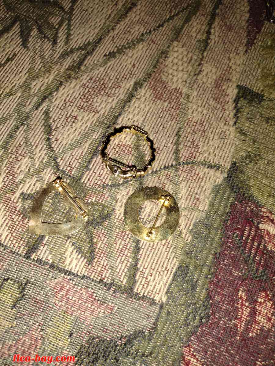 à set of three gold brooches from 1980s