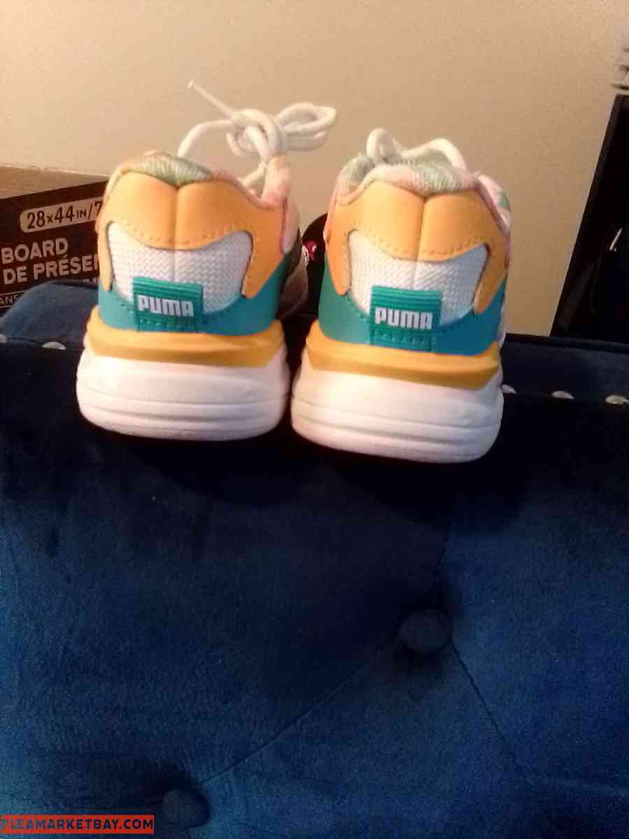 LITTLE GIRL PUMAS. SIZE:12
