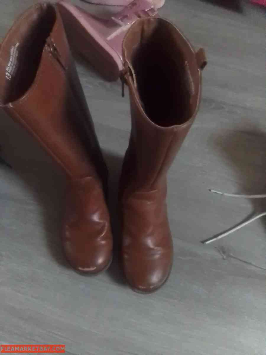 LITTLE GIRL BOOTS............................SIZE:13
