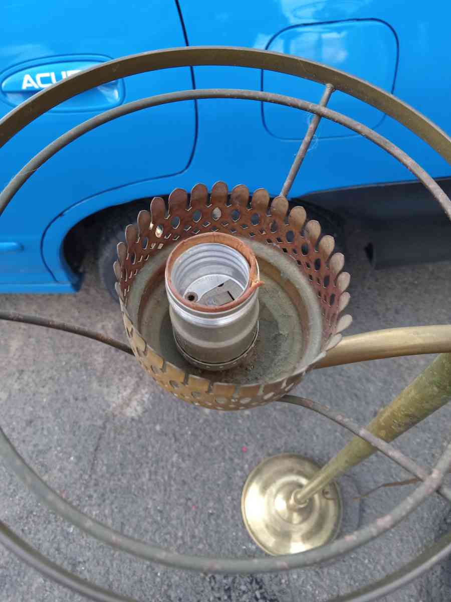 old school  lamp  in really good condition 28 dollars