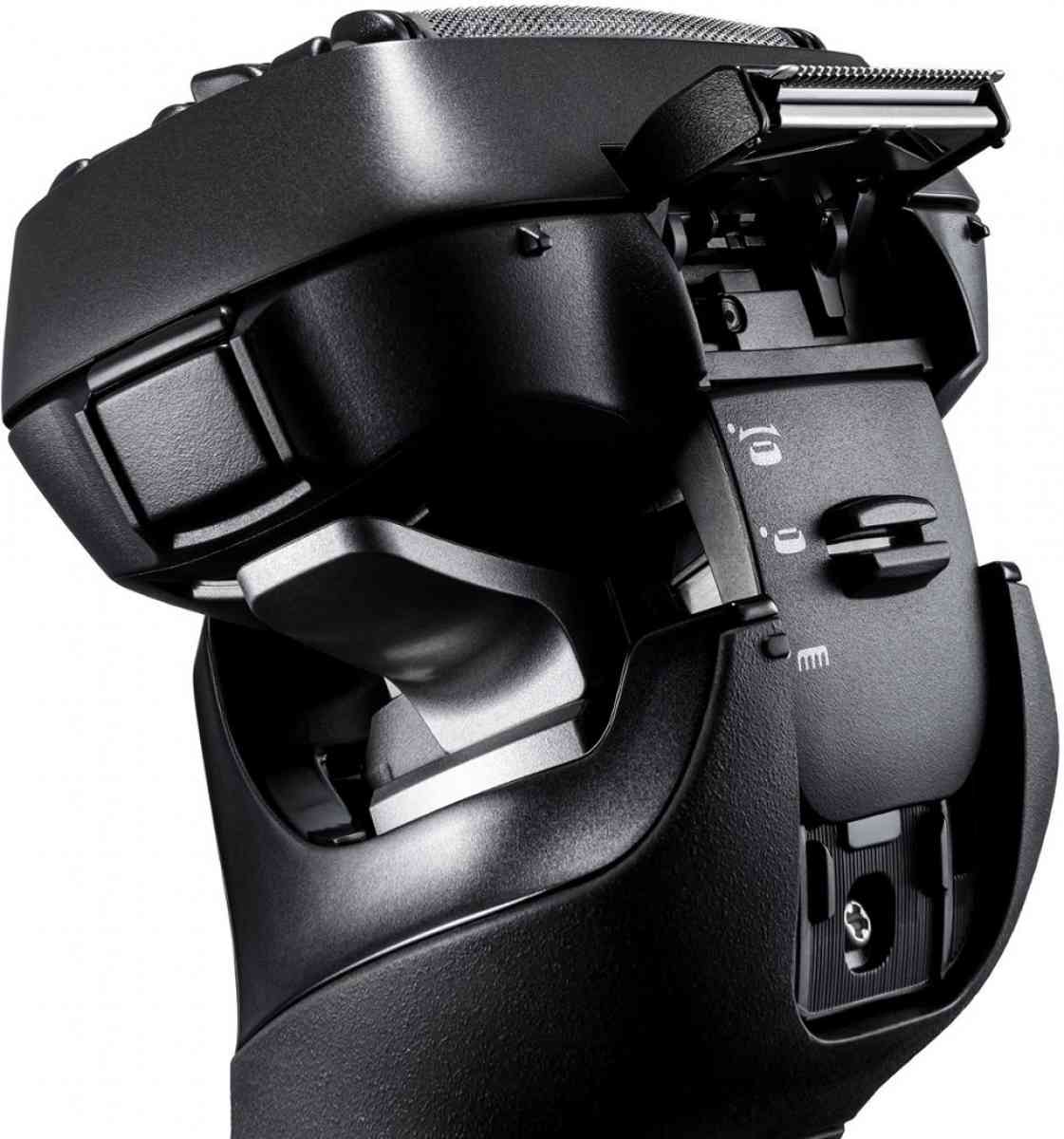 Panasonic Arc6 Shaver with self cleaning charging dock