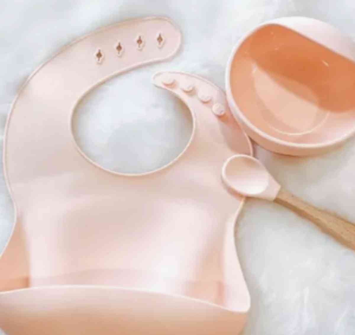 Bib and bowl feeding sets