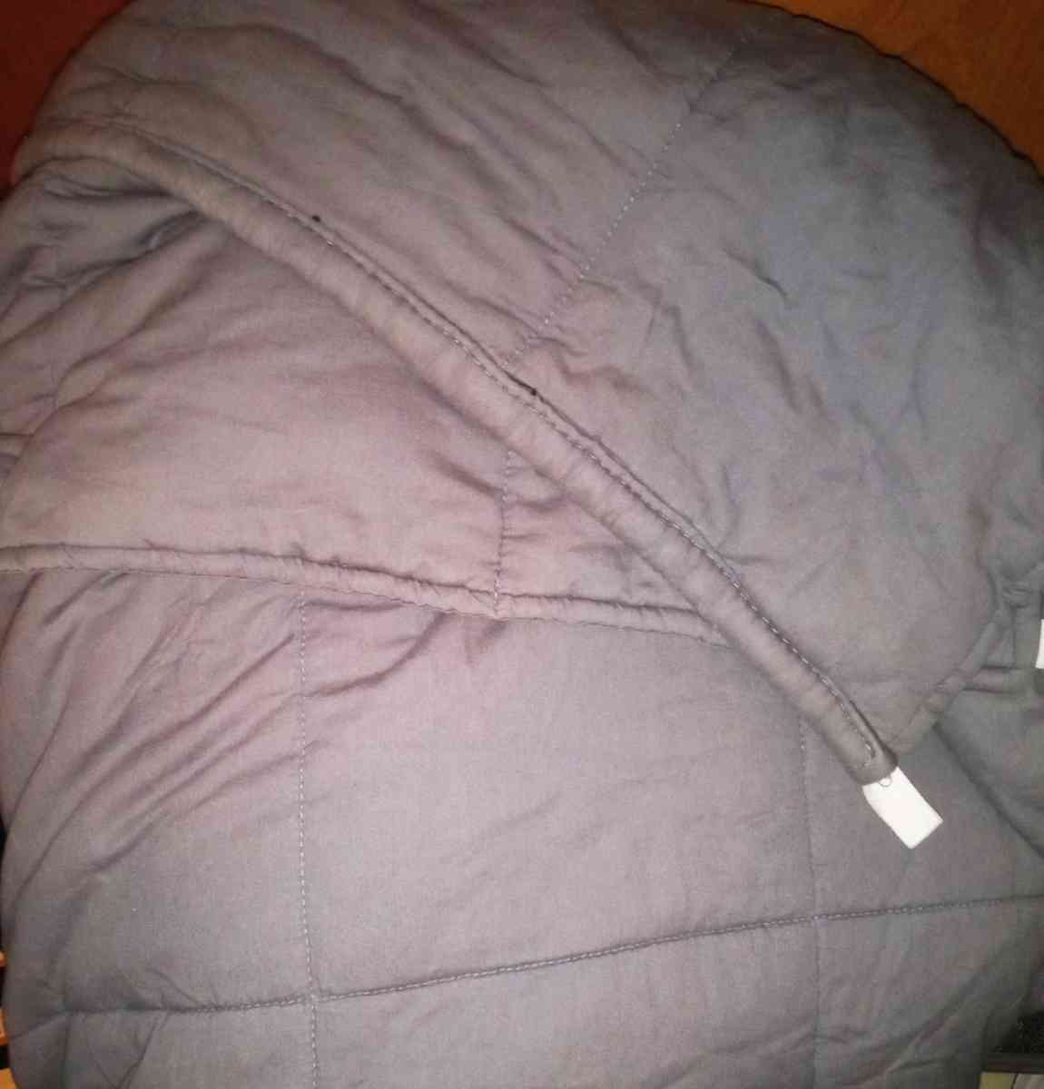 an adult full size weighted blanket