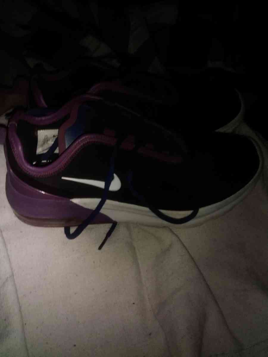 woman Nike size 8 shoe