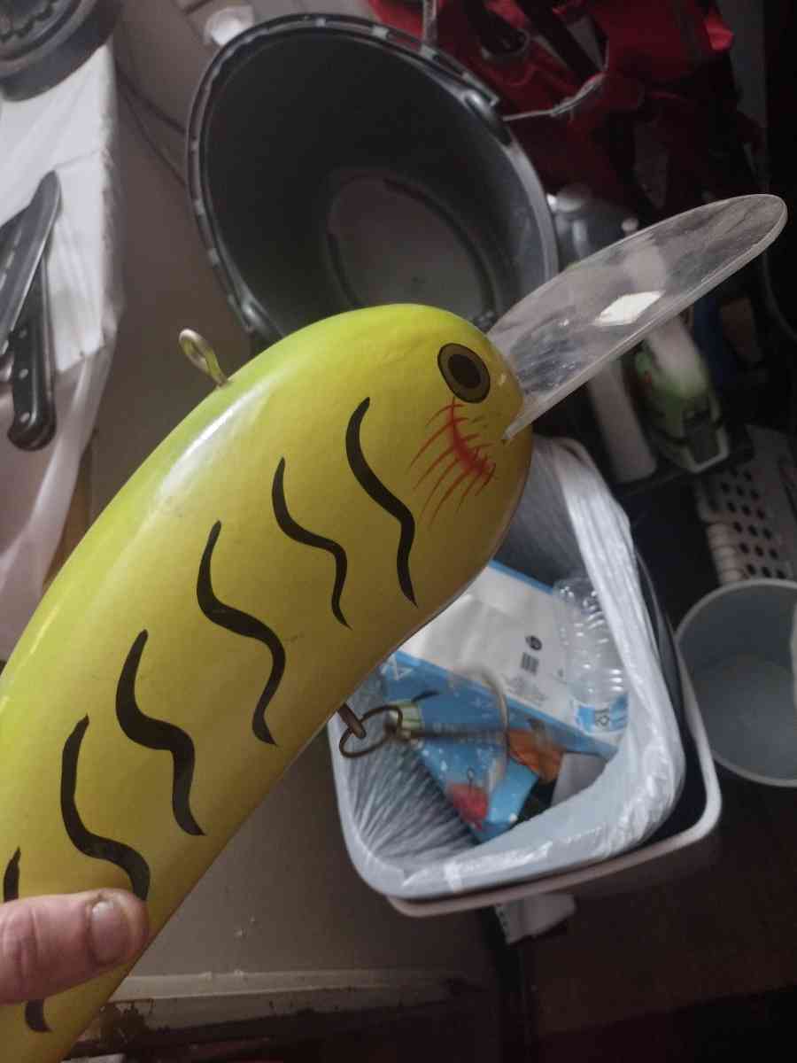 hang ur poles or whatever and put ur keys on the shelf