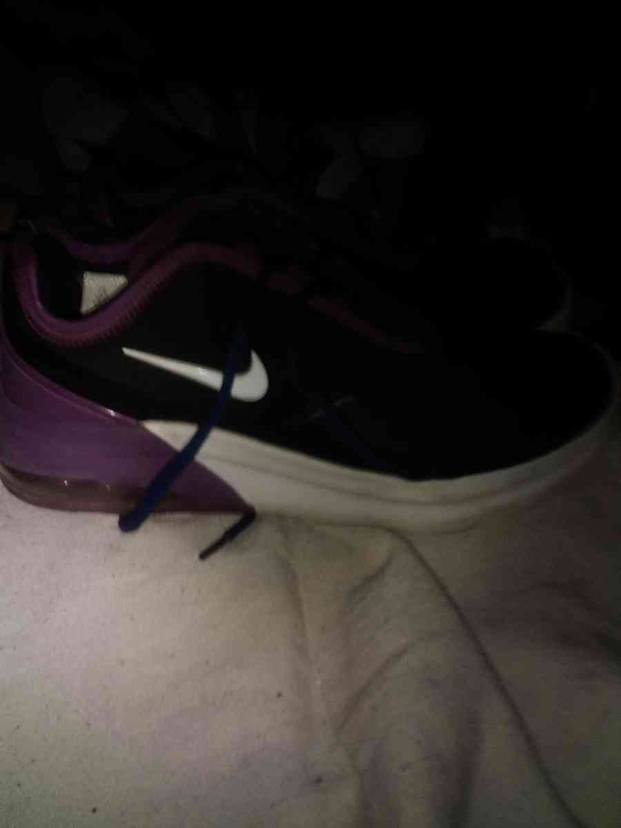 woman Nike size 8 shoe