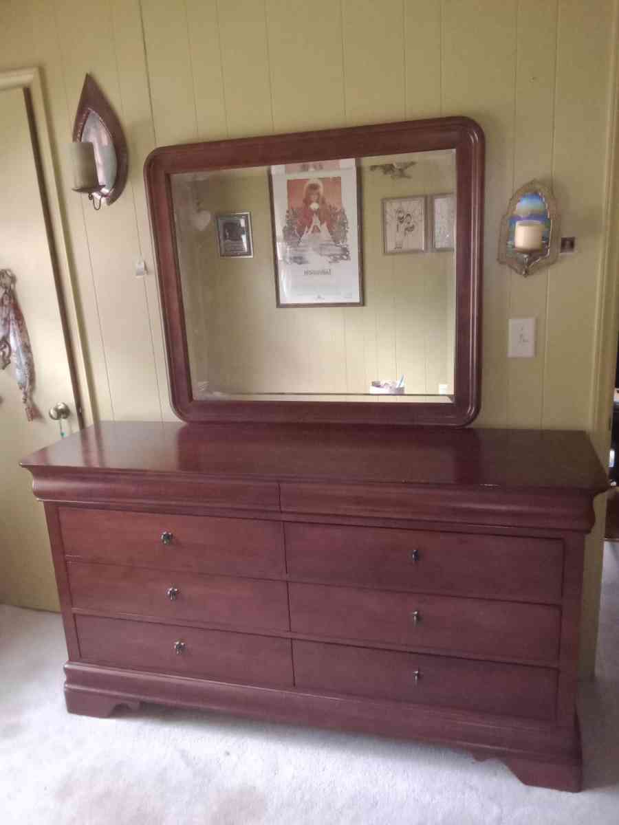 Kincaid Cherry Wood Wardrobe Bedroom Suit