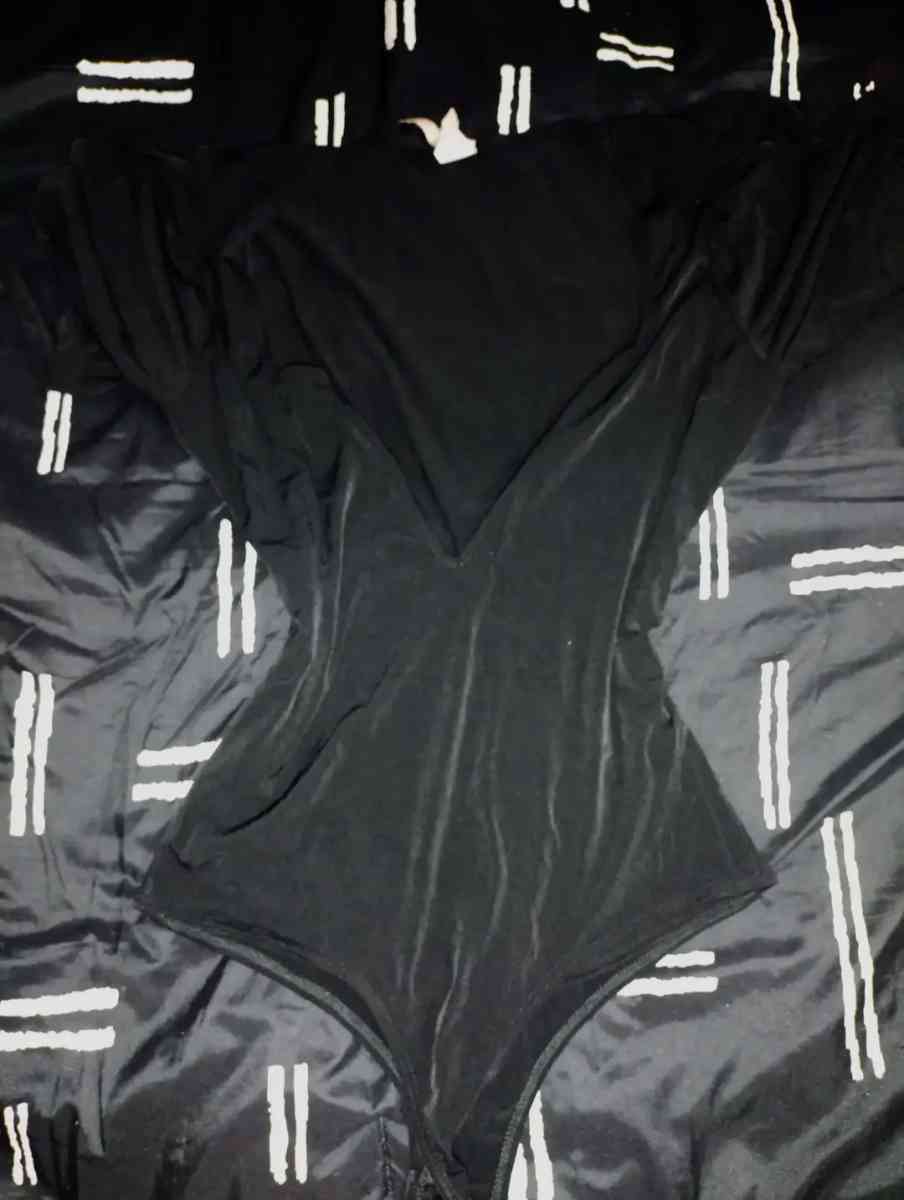 black bodysuit size L can fit a M