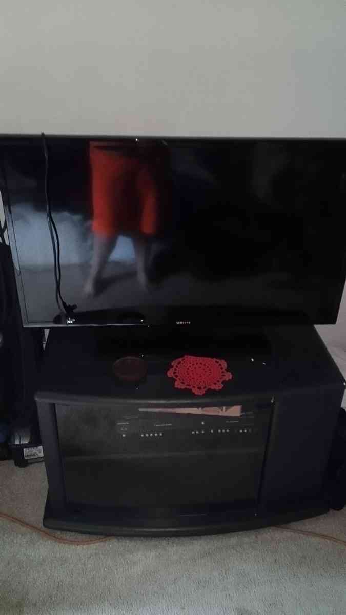 Samsung Flat screen TV n TV Stand