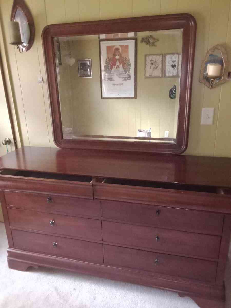 Kincaid Cherry Wood Wardrobe Bedroom Suit