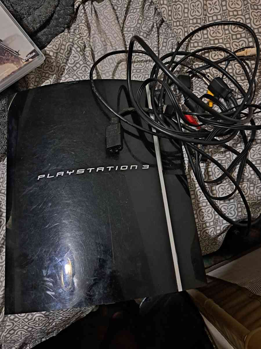Im selling this ps3 with 7 games  without controllers