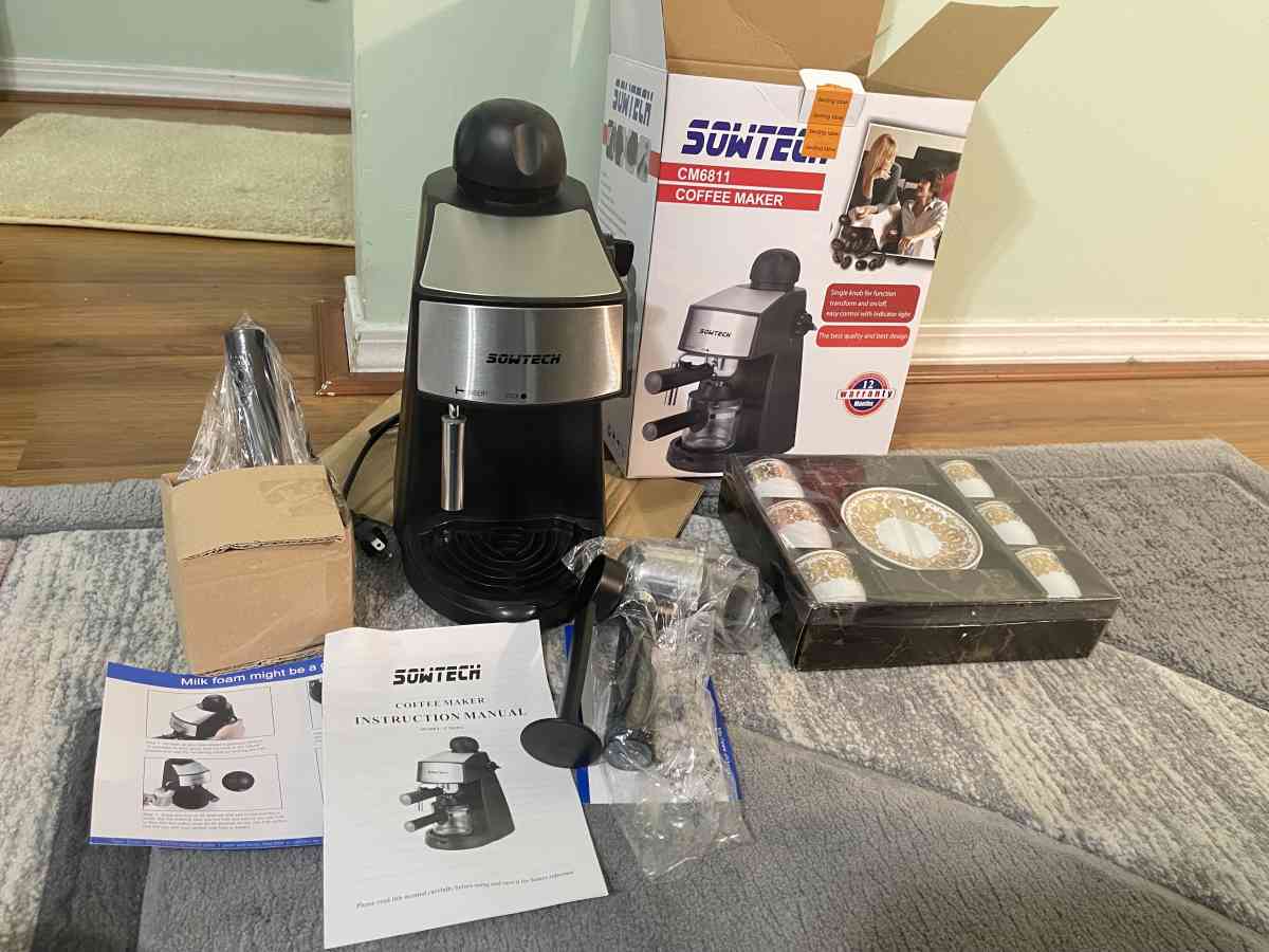 New Coffee Maker and coffee cups 12 pieces  Great Deal