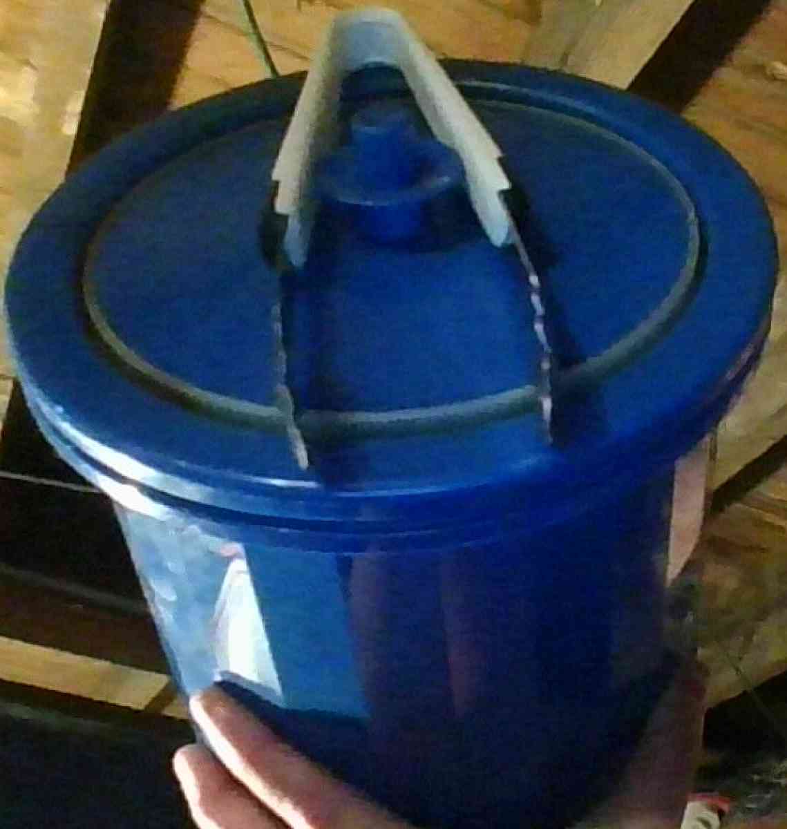 Ice bucket with toungs