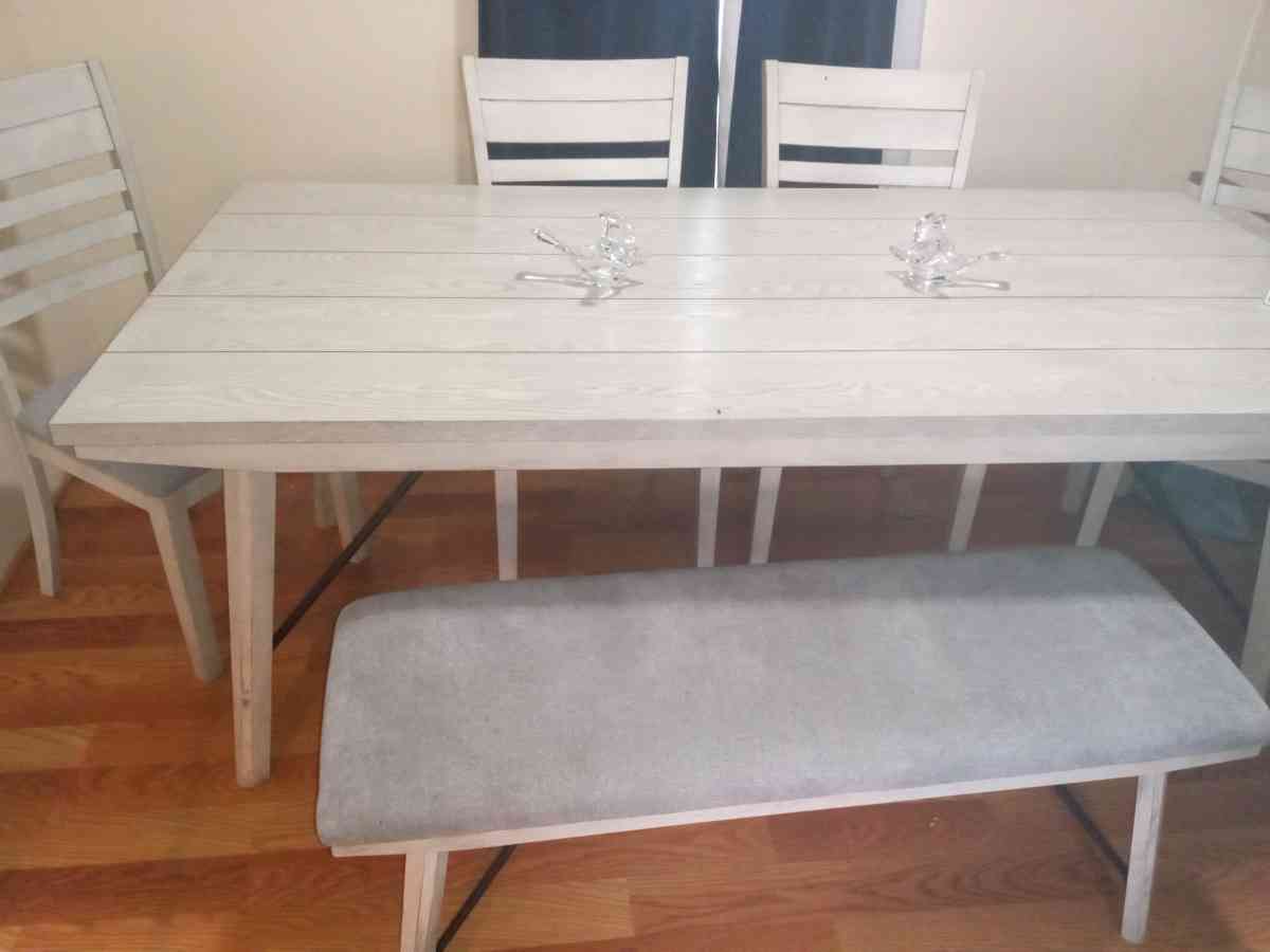 Beautiful name brand Ashley furniture Large Dining room tabl