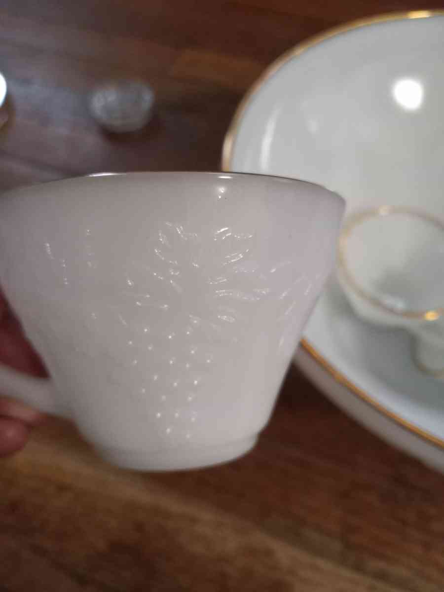 Vintage milkglass punch bowl with 8 cups