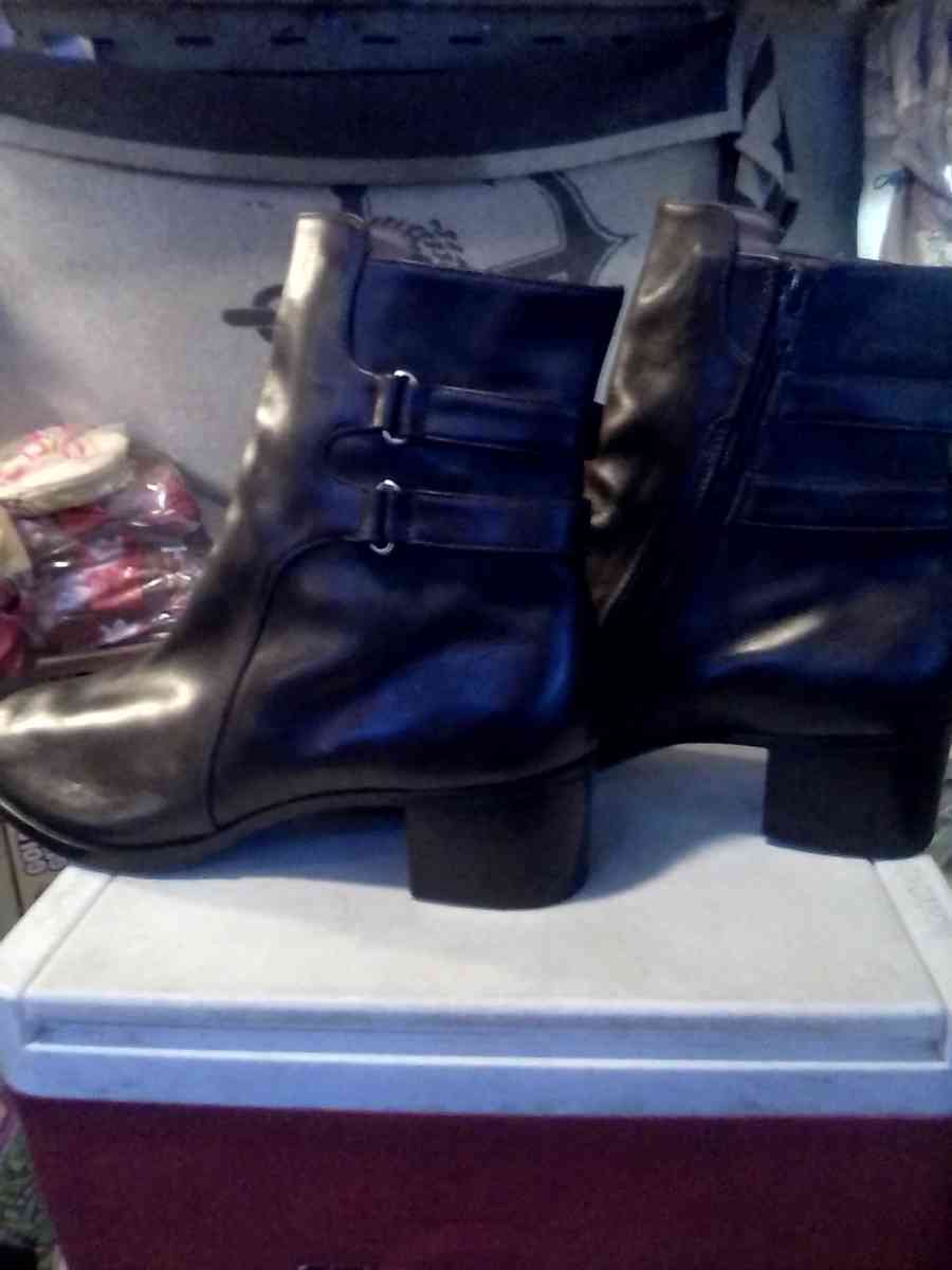 Brown leather boots womans size 9 brand new