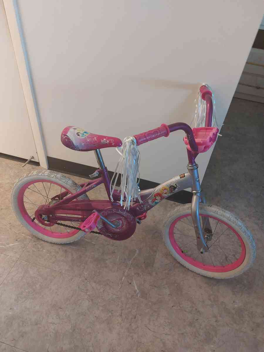 2 bicicletas y 2 cascos para ninas  2 bikes  helmets for gir