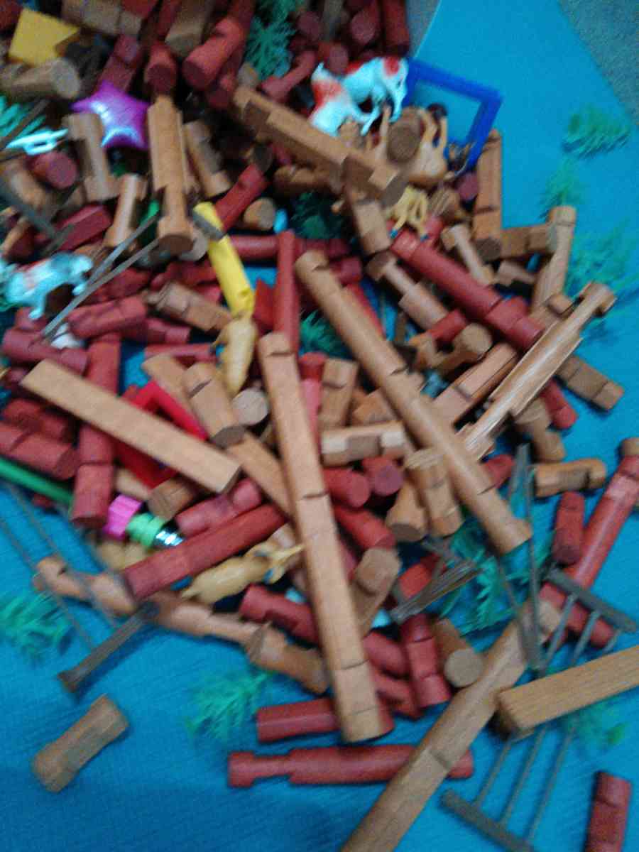 Lincoln logs 100 plus piece set plus accessories