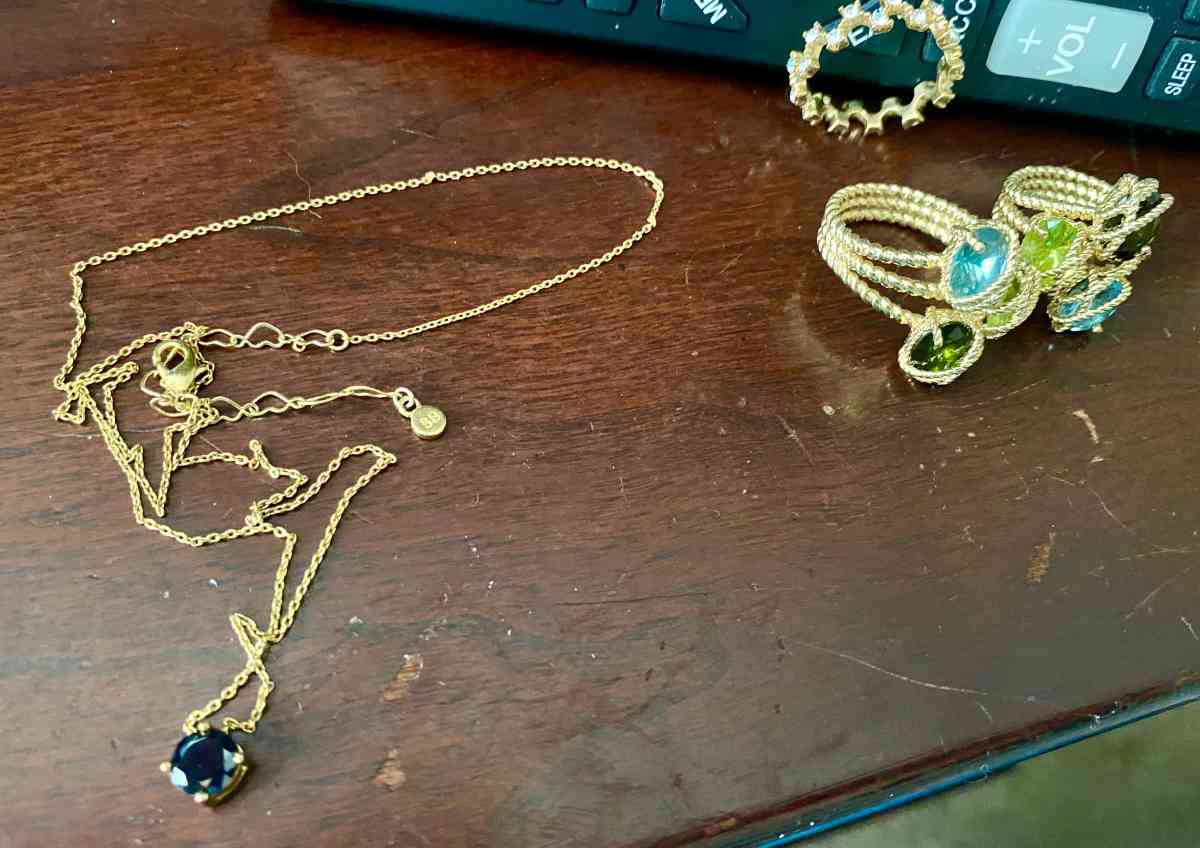 Gorgeous gold necklace with black onyx and for gold rings