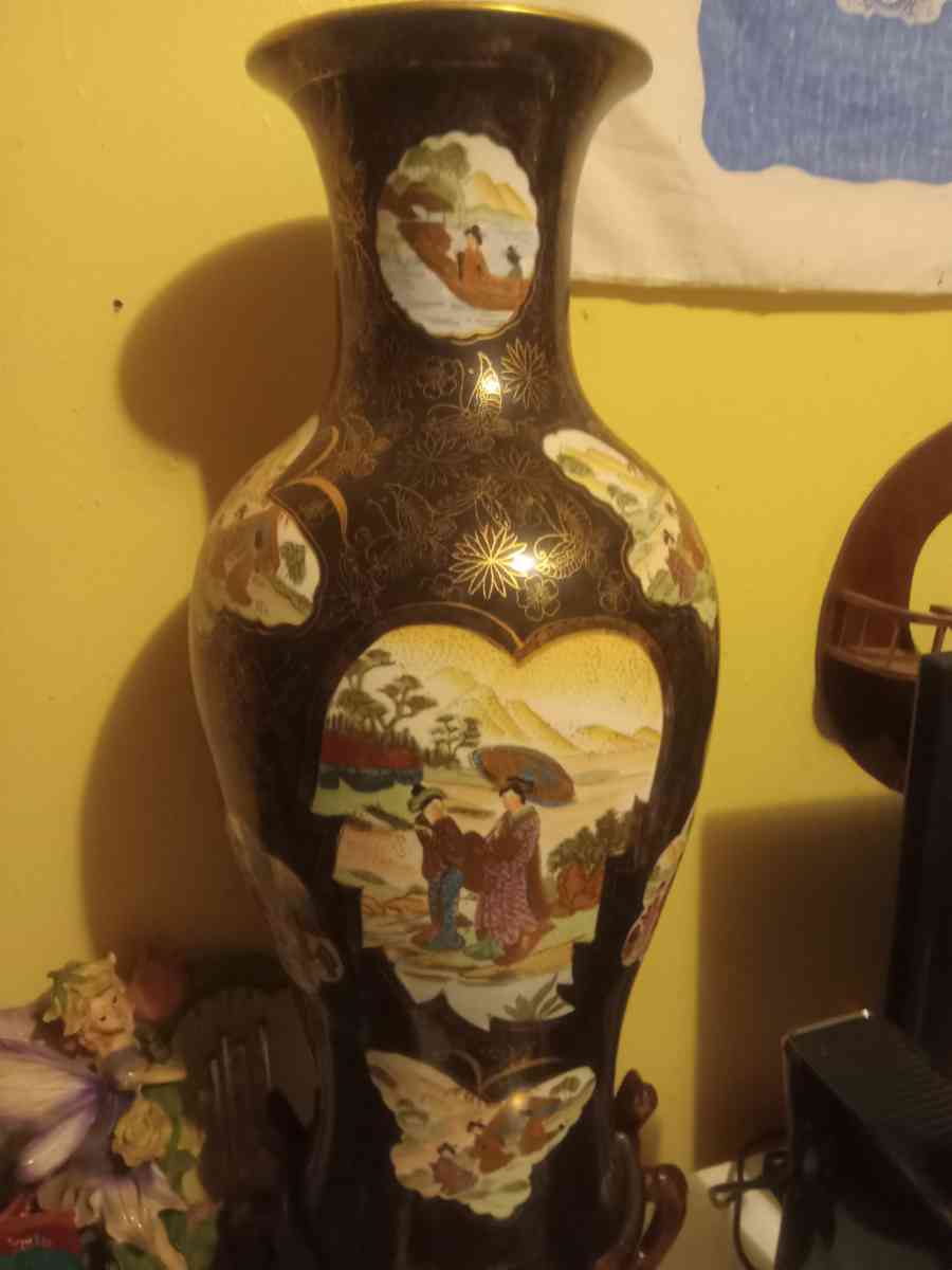 Antique Chinese floor vase