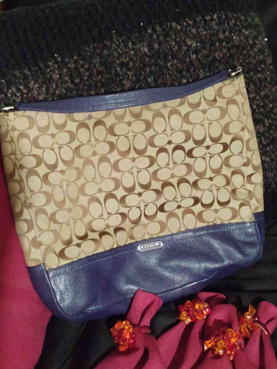 COACH BLUE AND TAN SIGNATURE C