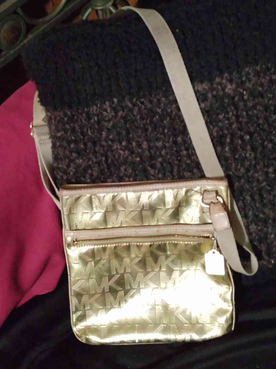 MICHAEL KORS GOLD CROSSBODY PURSE