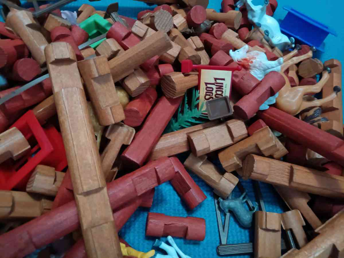 Lincoln logs 100 plus piece set plus accessories
