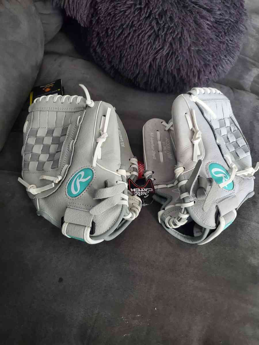 dos guantes de beisbol