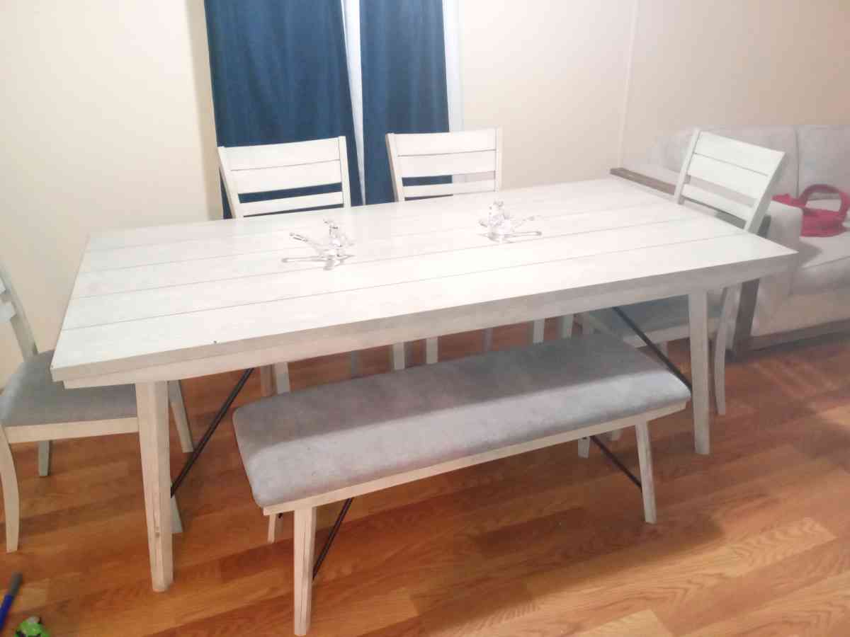 Beautiful name brand Ashley furniture Large Dining room tabl