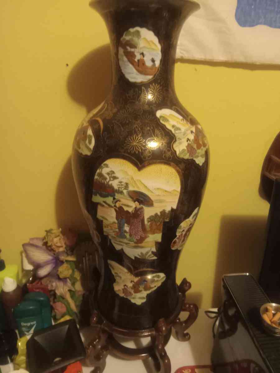 Antique Chinese floor vase