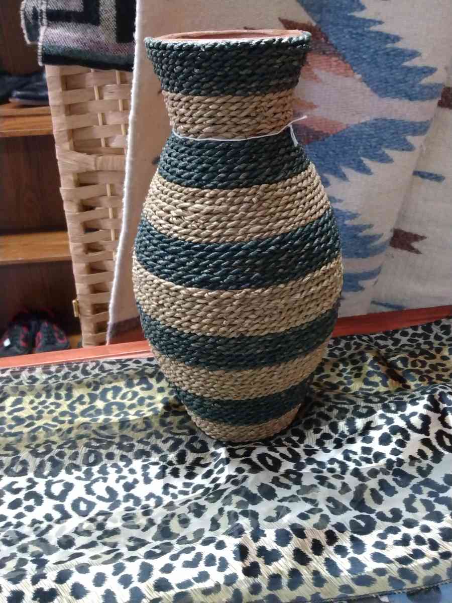 VASE WITH ROPE