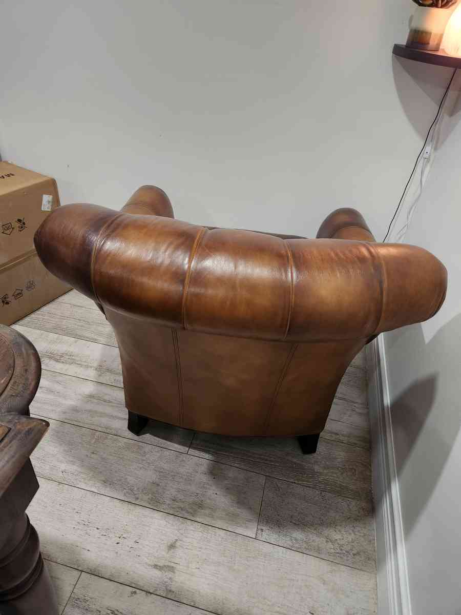 leather couch like new for offices rooms or rooms