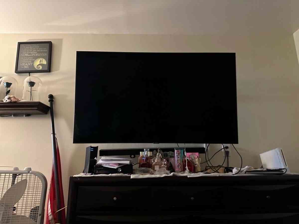 samsung Q8 series 55 inch with tv remote and wall mount