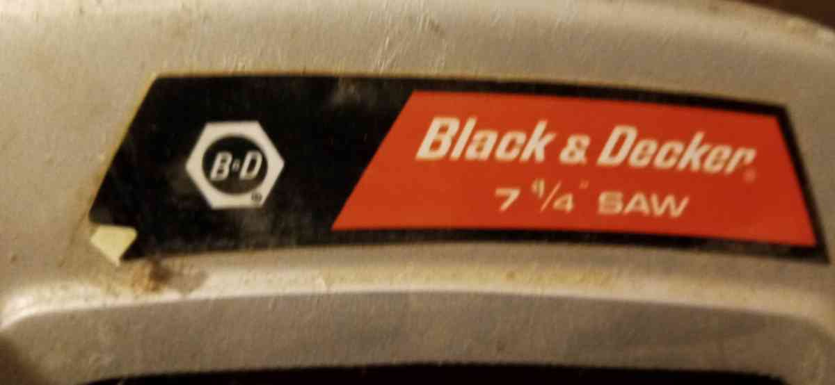 Black and Decker circular saw works good   pick up only