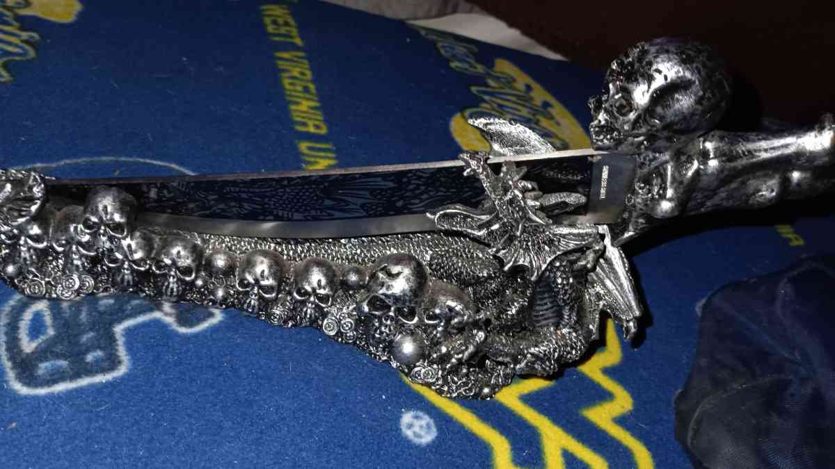 skull knife on a dragon stand
