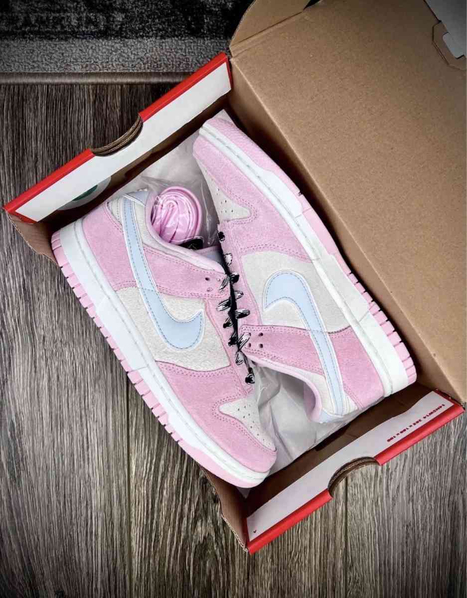 Woman Nike Dunks Low pink foam