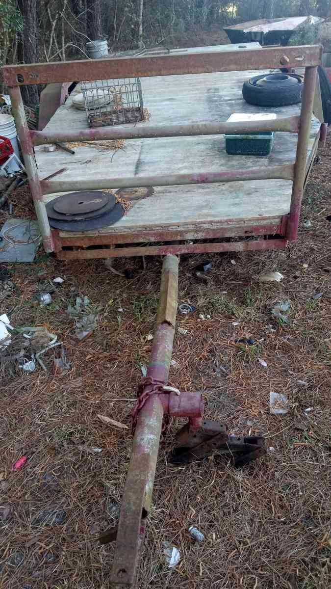 heavy duty trailer with trailer frame axle under it