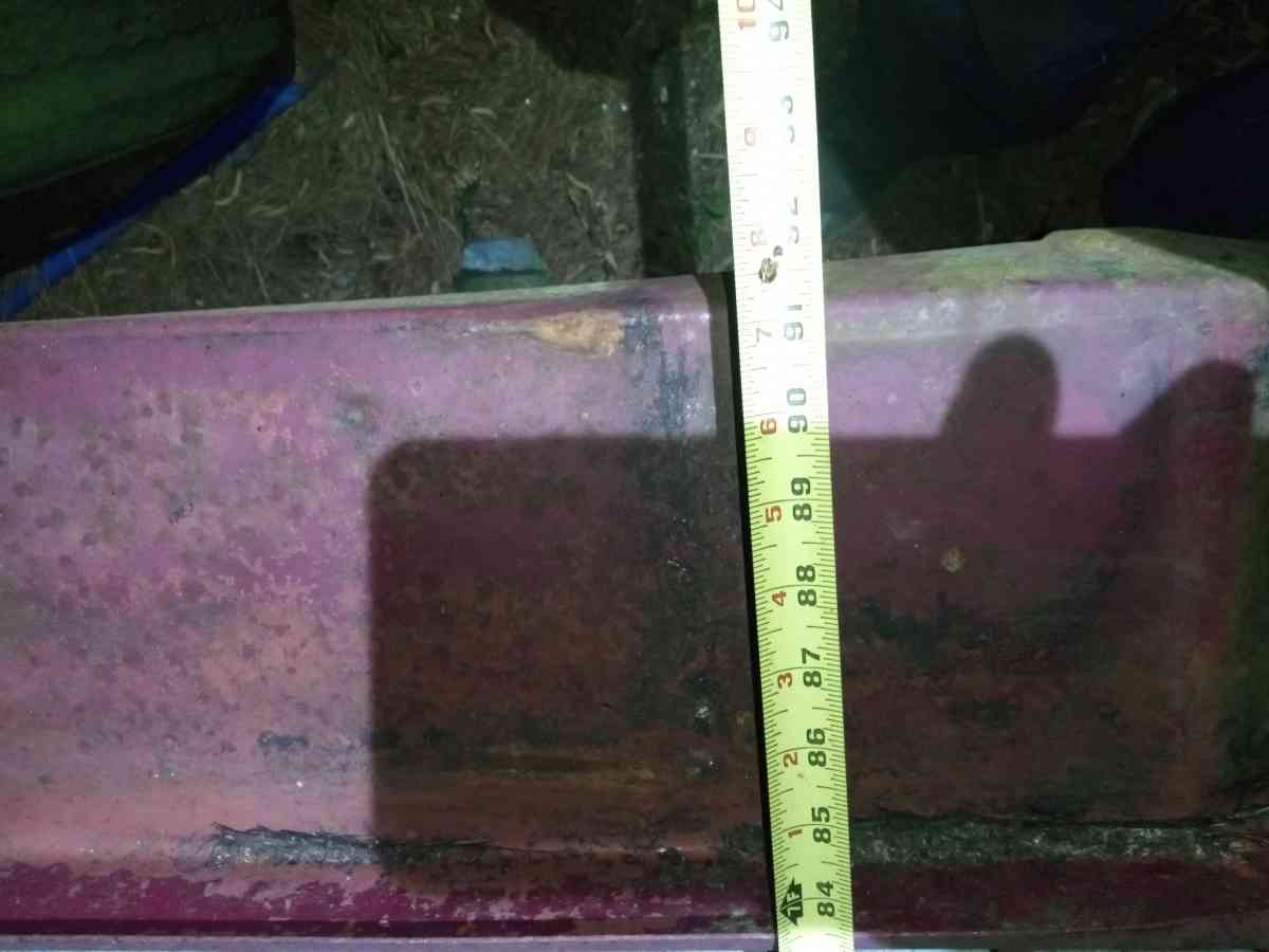 heavy duty trailer with trailer frame axle under it