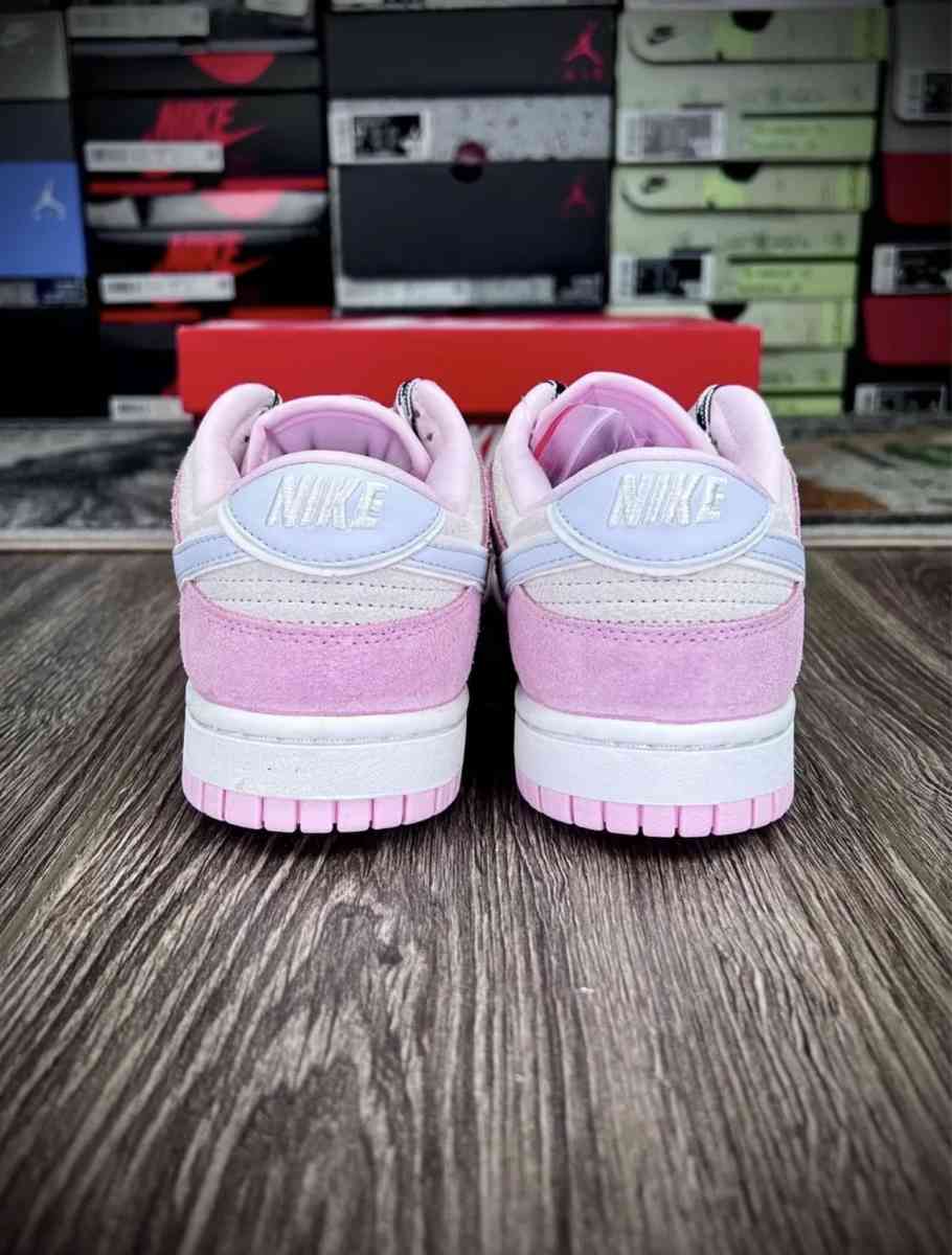 Woman Nike Dunks Low pink foam