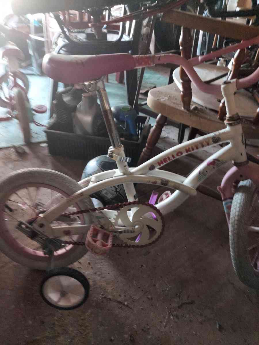 hello Kitty Bike w training wheels fits 5 ye old