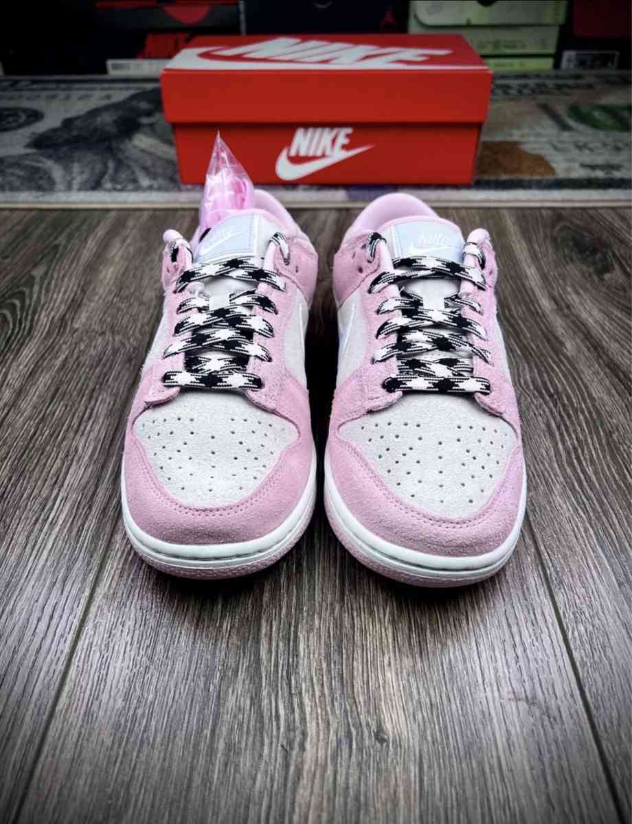 Woman Nike Dunks Low pink foam