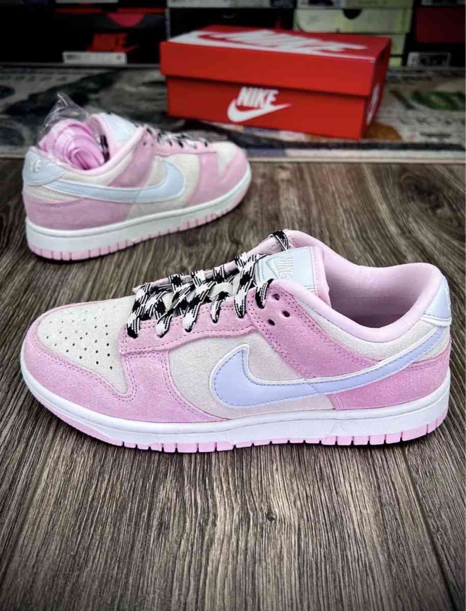 Woman Nike Dunks Low pink foam