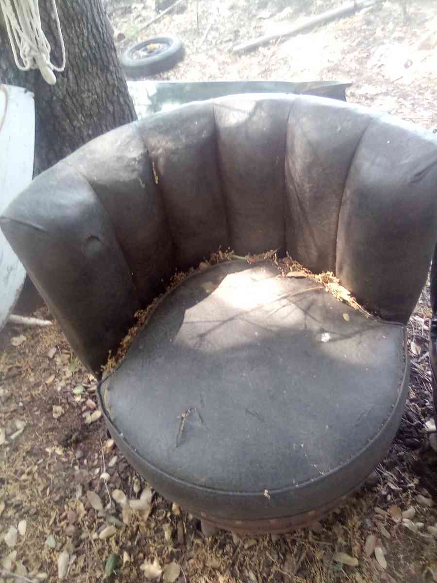 whiskey BARREL STYLE TABLE AND CHAIRS