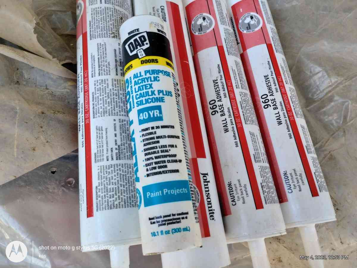 4 30 ounce cartridges of 960 wall base adhesive