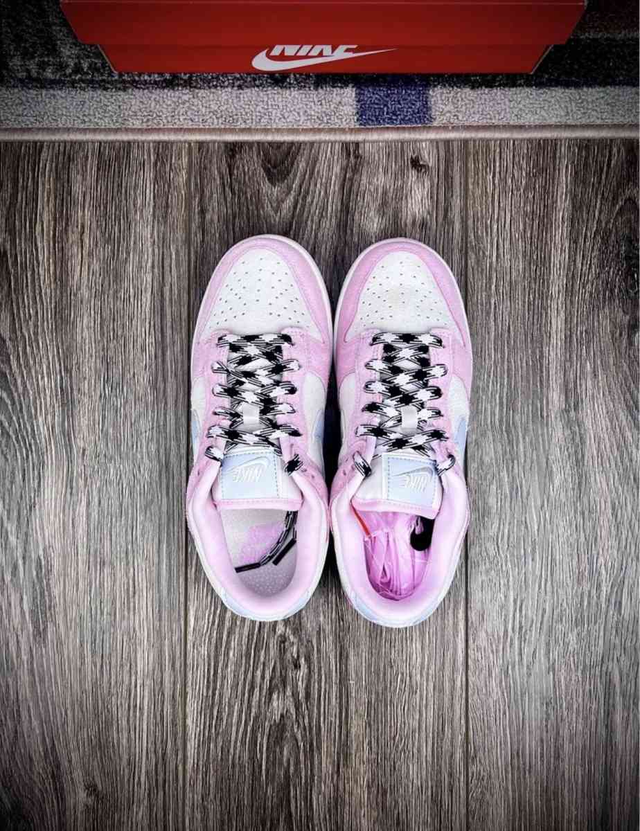 Woman Nike Dunks Low pink foam