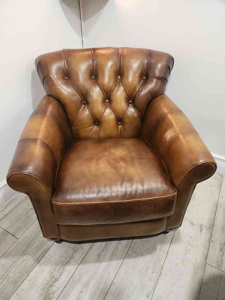 leather couch like new for offices rooms or rooms